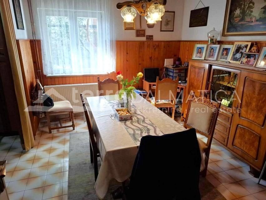 Wohnen und Einkommen in einem – Geräumiges Familienhaus in Vodice mit zwei Apartments