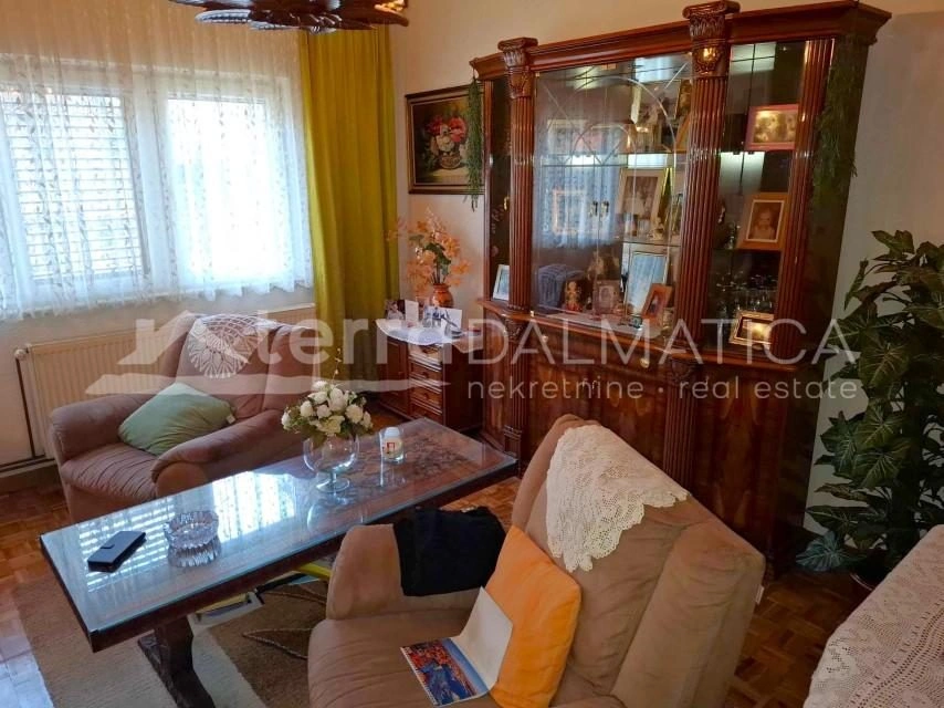 Wohnen und Einkommen in einem – Geräumiges Familienhaus in Vodice mit zwei Apartments