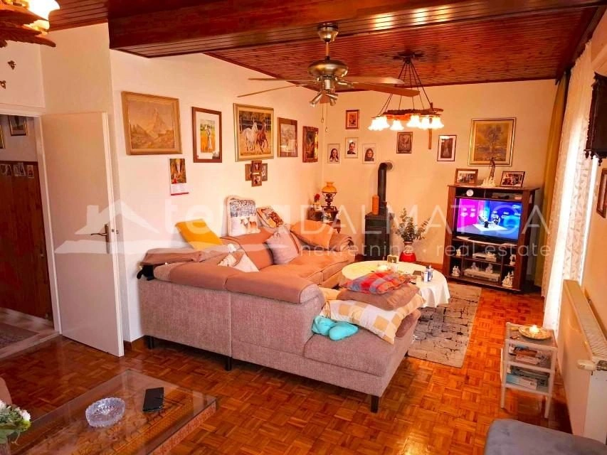 Wohnen und Einkommen in einem – Geräumiges Familienhaus in Vodice mit zwei Apartments