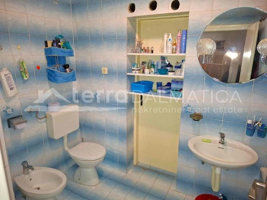 Wohnen und Einkommen in einem – Geräumiges Familienhaus in Vodice mit zwei Apartments