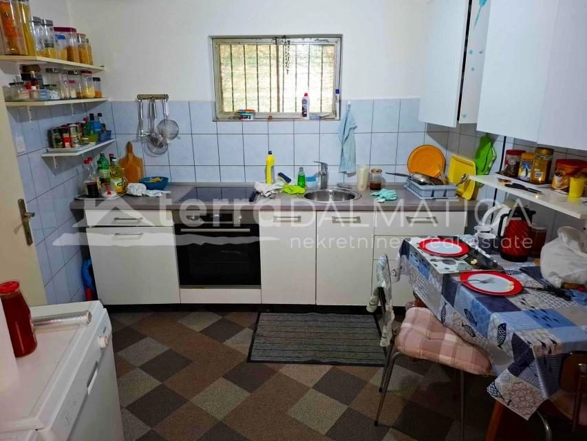 Wohnen und Einkommen in einem – Geräumiges Familienhaus in Vodice mit zwei Apartments