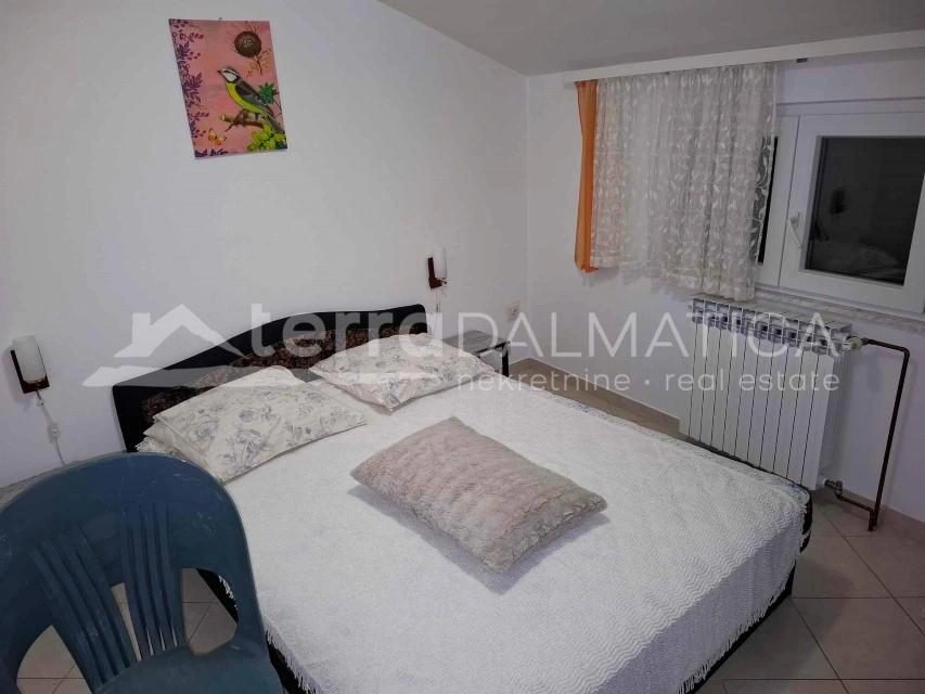 Wohnen und Einkommen in einem – Geräumiges Familienhaus in Vodice mit zwei Apartments