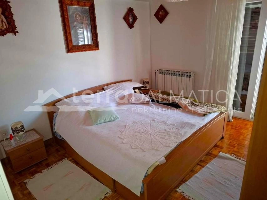 Wohnen und Einkommen in einem – Geräumiges Familienhaus in Vodice mit zwei Apartments