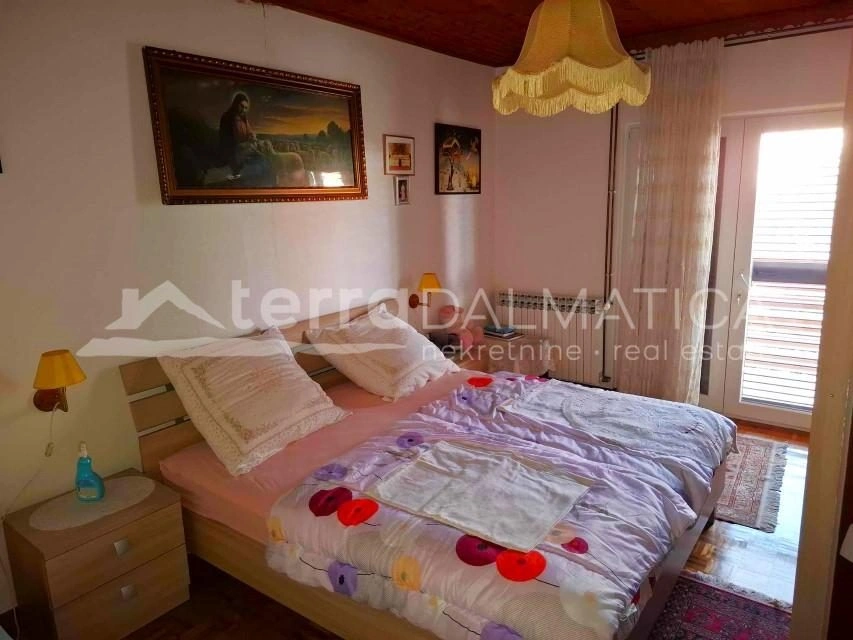 Wohnen und Einkommen in einem – Geräumiges Familienhaus in Vodice mit zwei Apartments