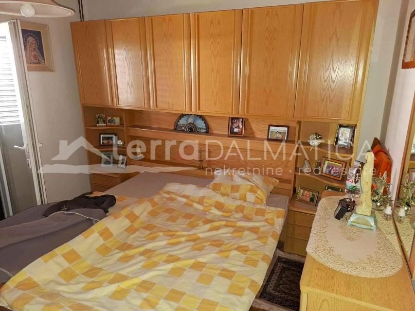 Wohnen und Einkommen in einem – Geräumiges Familienhaus in Vodice mit zwei Apartments