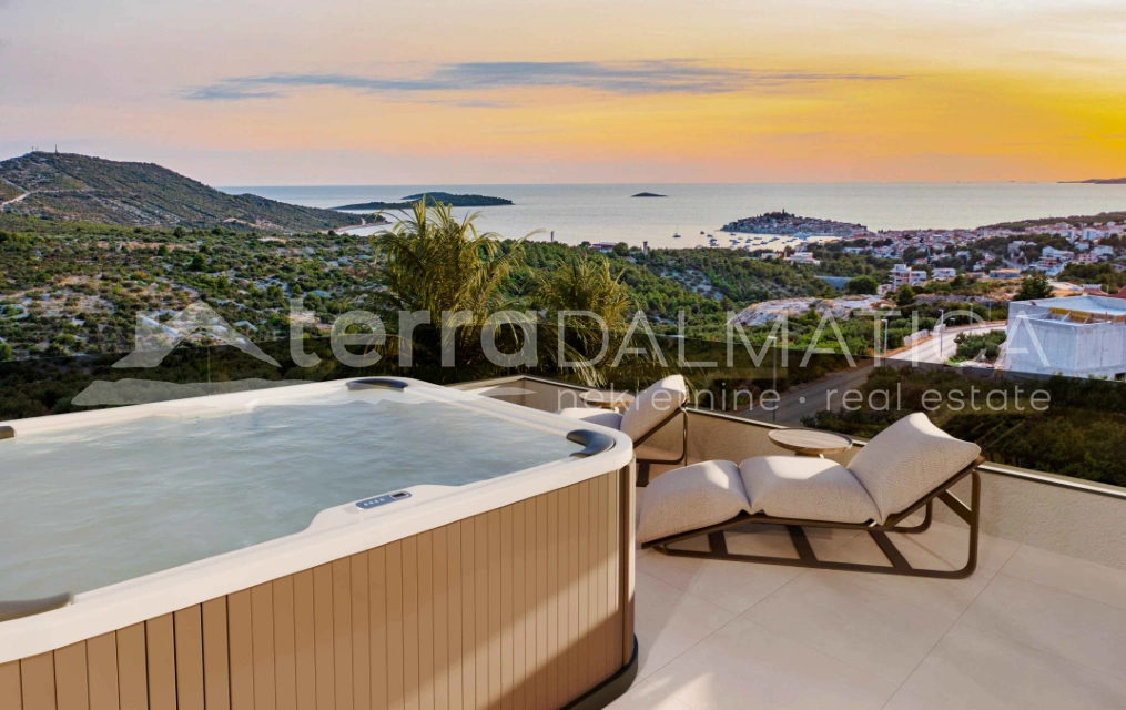 Mediterraner Luxus! Erdgeschosswohnung mit Jacuzzi, Garten & Garage im traumhaften Primošten!