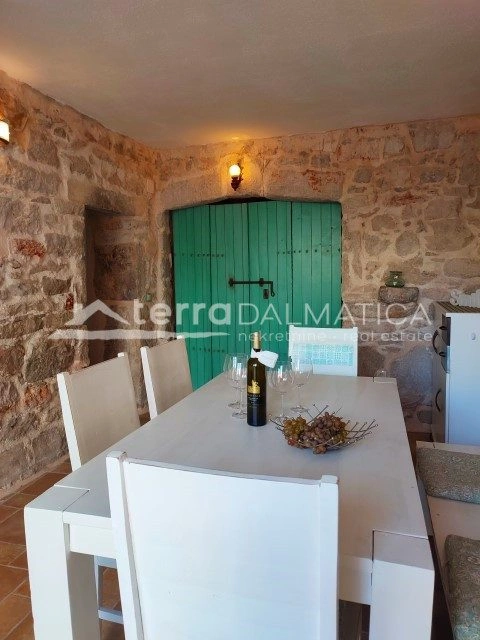 Rustikaler Zauber auf Hvar – erleben Sie authentisches Dalmatien in einer Steinvilla mit Pool und einzigartigem Stil