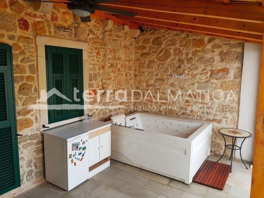 Rustikaler Zauber auf Hvar – erleben Sie authentisches Dalmatien in einer Steinvilla mit Pool und einzigartigem Stil