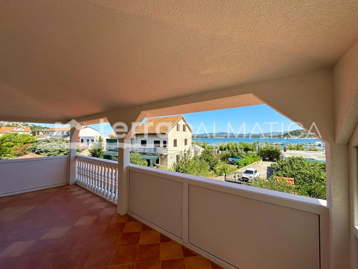 Haus in Toplage auf Murter – Ruhe, Ausblick und Garten, nur 50 Meter vom Meer entfernt