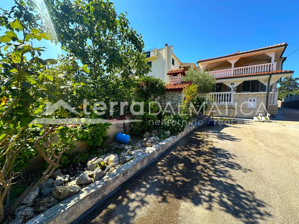Haus in Toplage auf Murter – Ruhe, Ausblick und Garten, nur 50 Meter vom Meer entfernt
