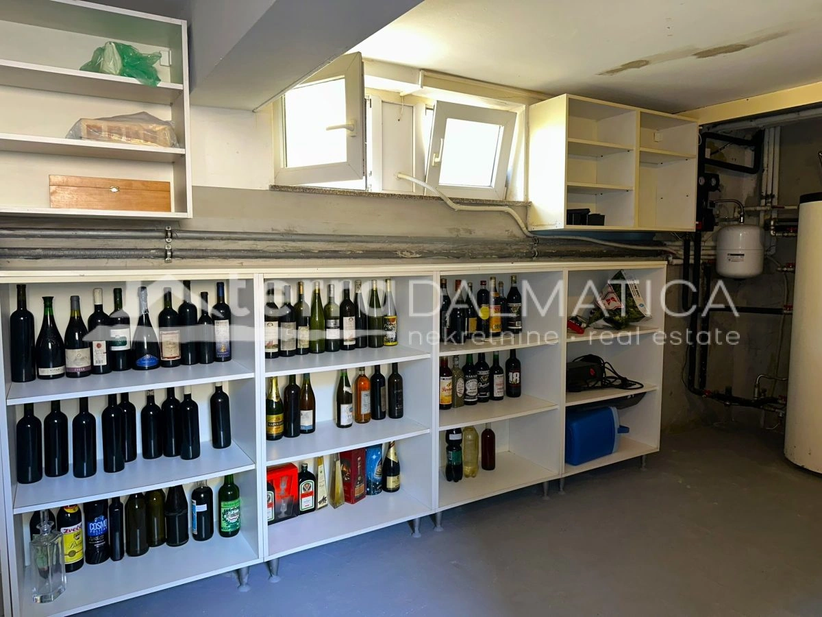 Haus in Toplage auf Murter – Ruhe, Ausblick und Garten, nur 50 Meter vom Meer entfernt