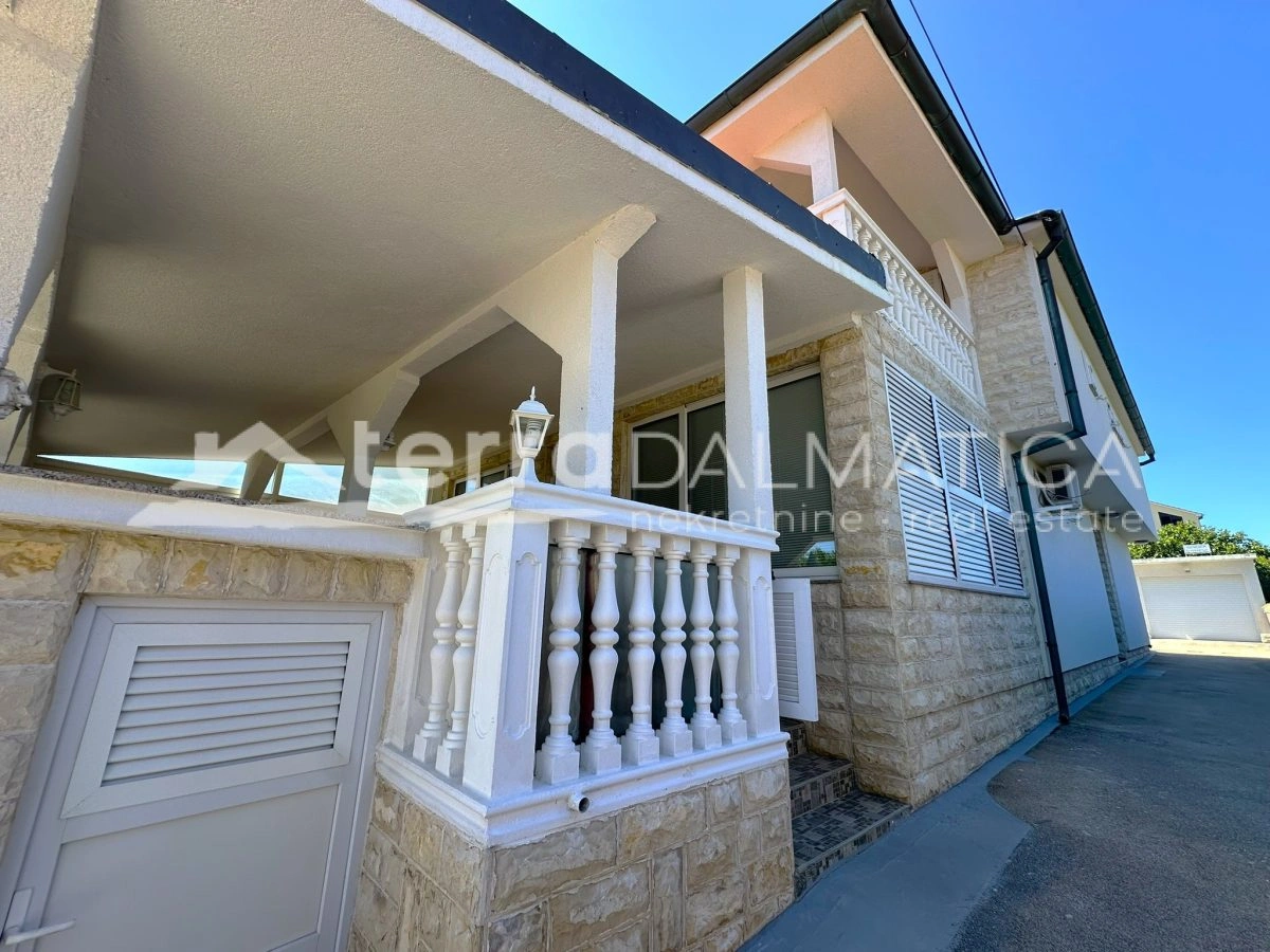 Haus in Toplage auf Murter – Ruhe, Ausblick und Garten, nur 50 Meter vom Meer entfernt