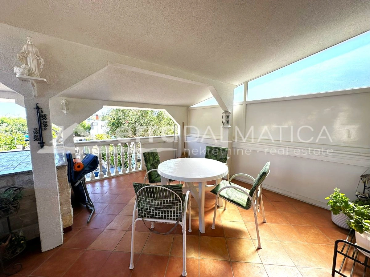 Haus in Toplage auf Murter – Ruhe, Ausblick und Garten, nur 50 Meter vom Meer entfernt