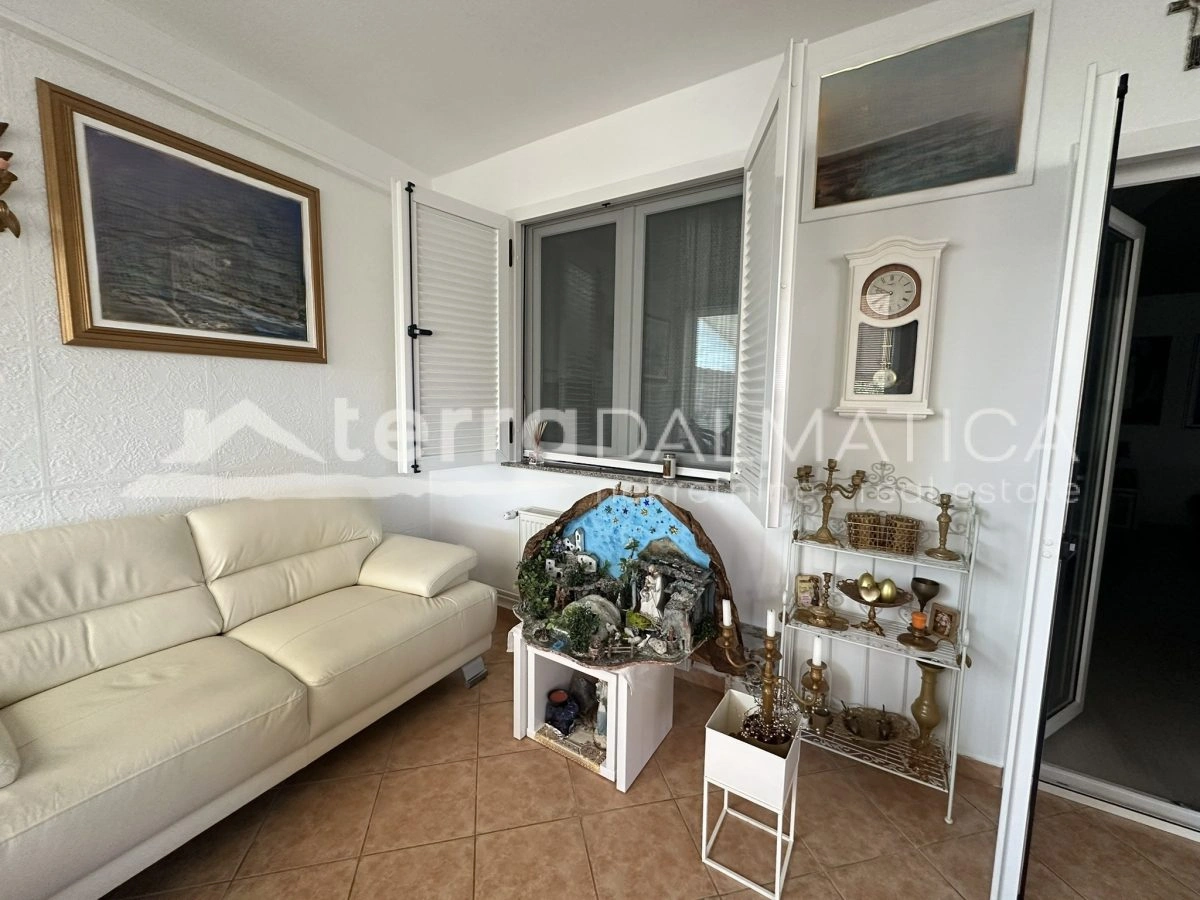 Haus in Toplage auf Murter – Ruhe, Ausblick und Garten, nur 50 Meter vom Meer entfernt