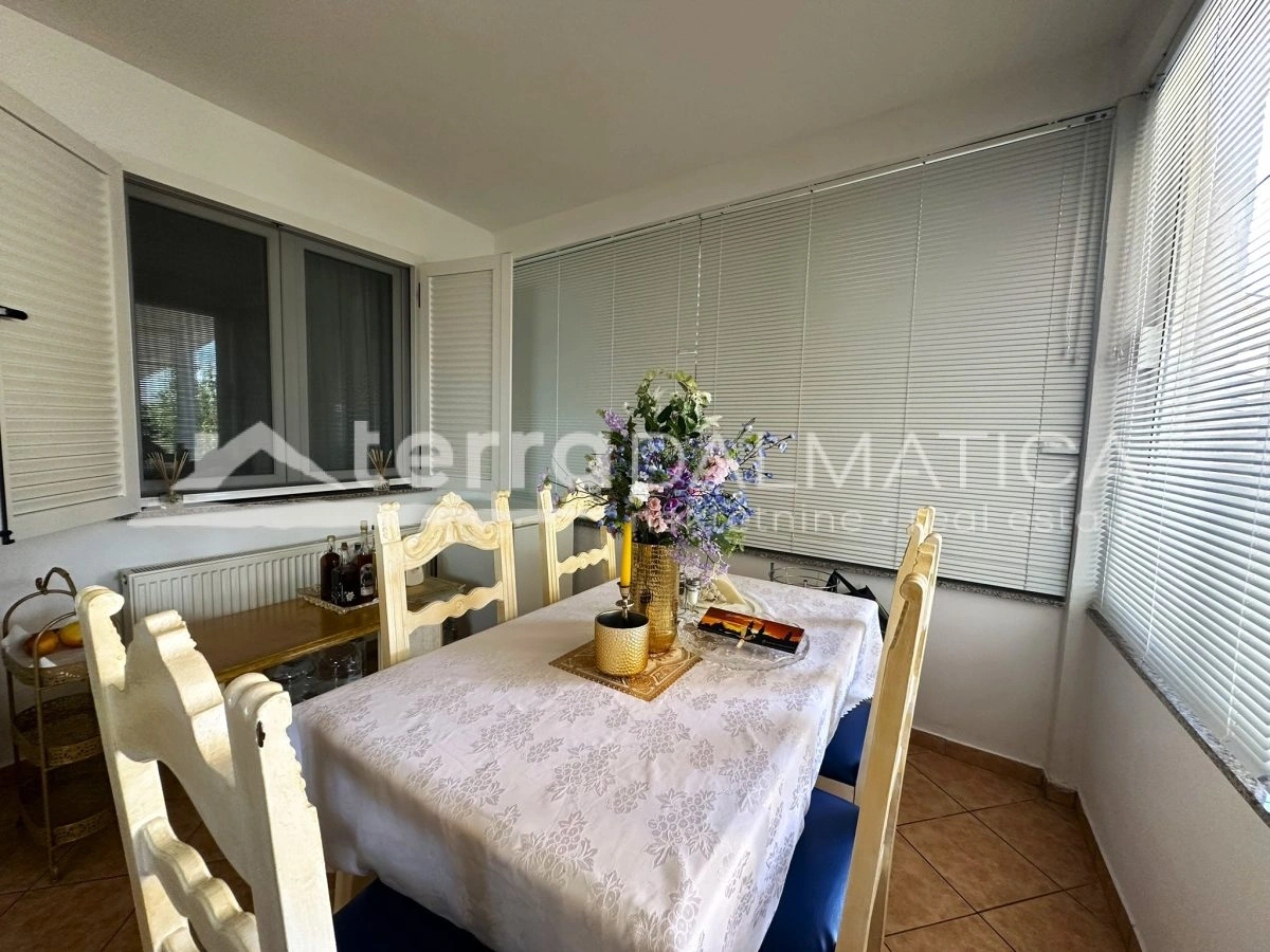 Haus in Toplage auf Murter – Ruhe, Ausblick und Garten, nur 50 Meter vom Meer entfernt