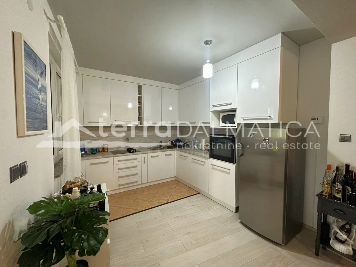 Haus in Toplage auf Murter – Ruhe, Ausblick und Garten, nur 50 Meter vom Meer entfernt