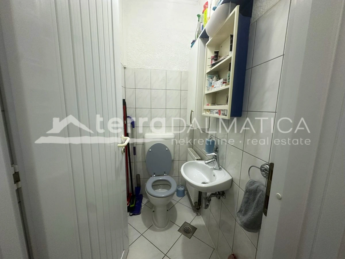 Haus in Toplage auf Murter – Ruhe, Ausblick und Garten, nur 50 Meter vom Meer entfernt