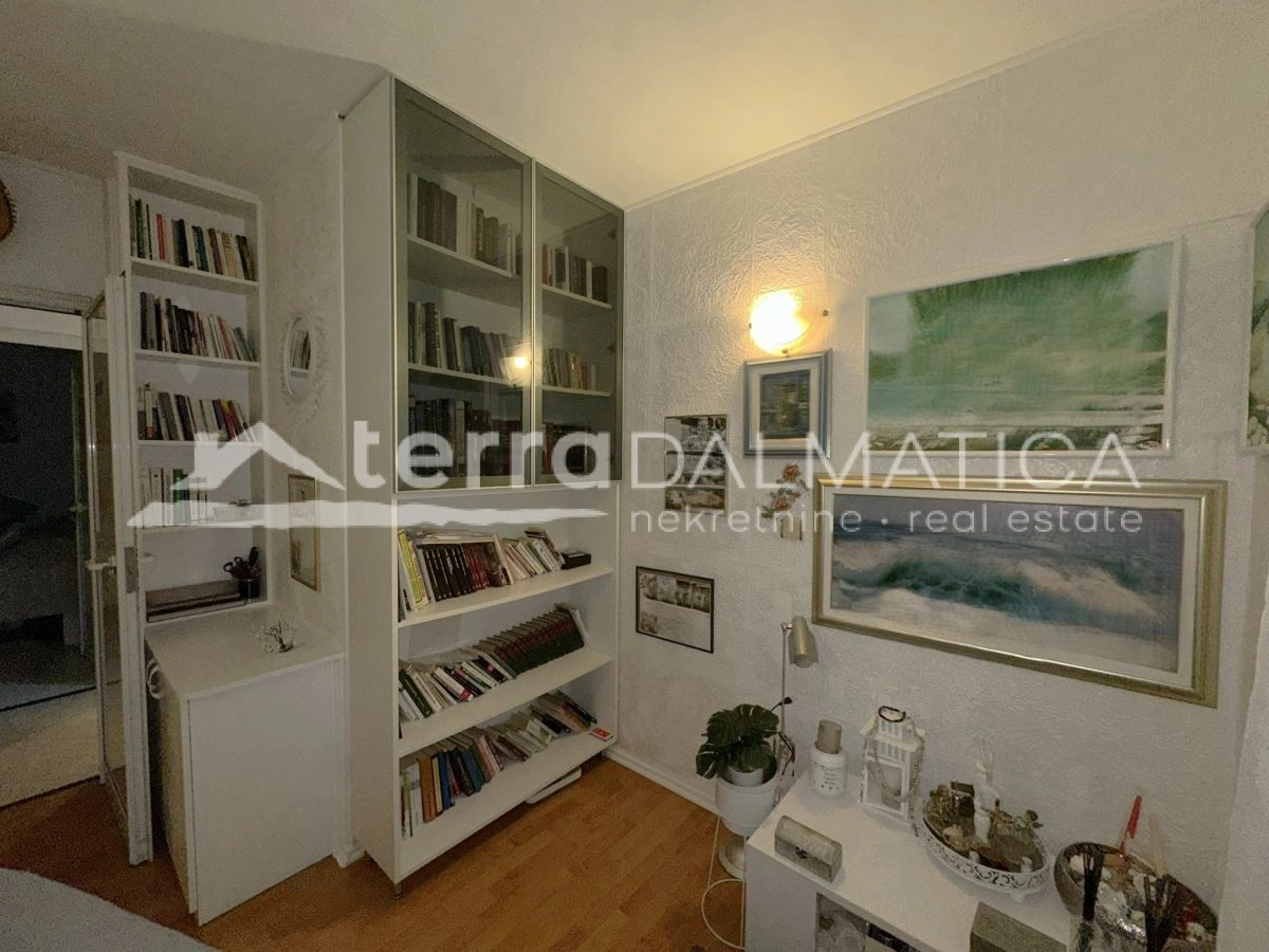 Haus in Toplage auf Murter – Ruhe, Ausblick und Garten, nur 50 Meter vom Meer entfernt