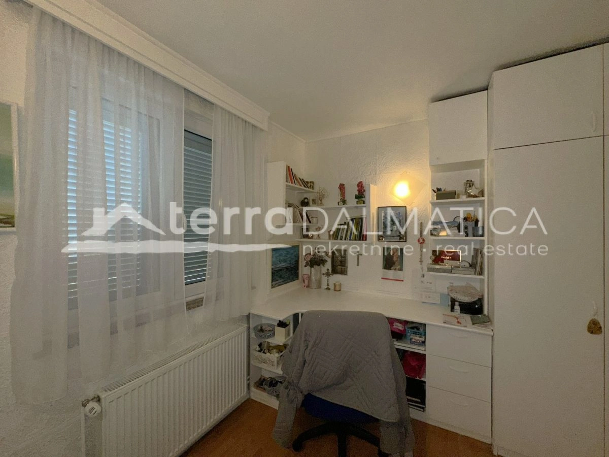 Haus in Toplage auf Murter – Ruhe, Ausblick und Garten, nur 50 Meter vom Meer entfernt