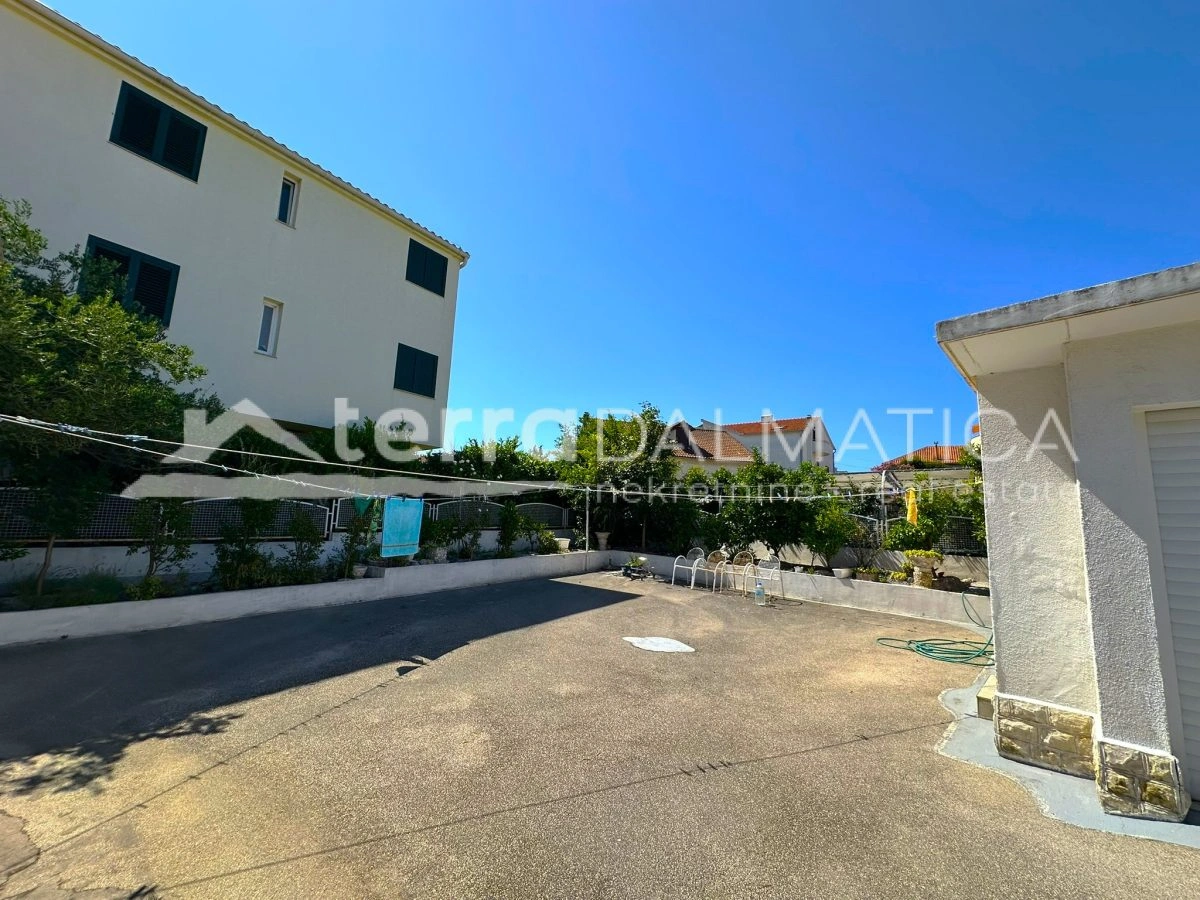 Haus in Toplage auf Murter – Ruhe, Ausblick und Garten, nur 50 Meter vom Meer entfernt