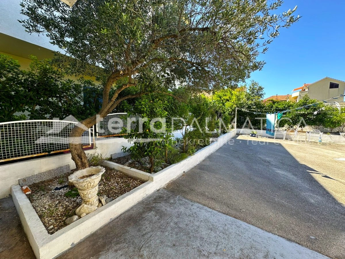 Haus in Toplage auf Murter – Ruhe, Ausblick und Garten, nur 50 Meter vom Meer entfernt