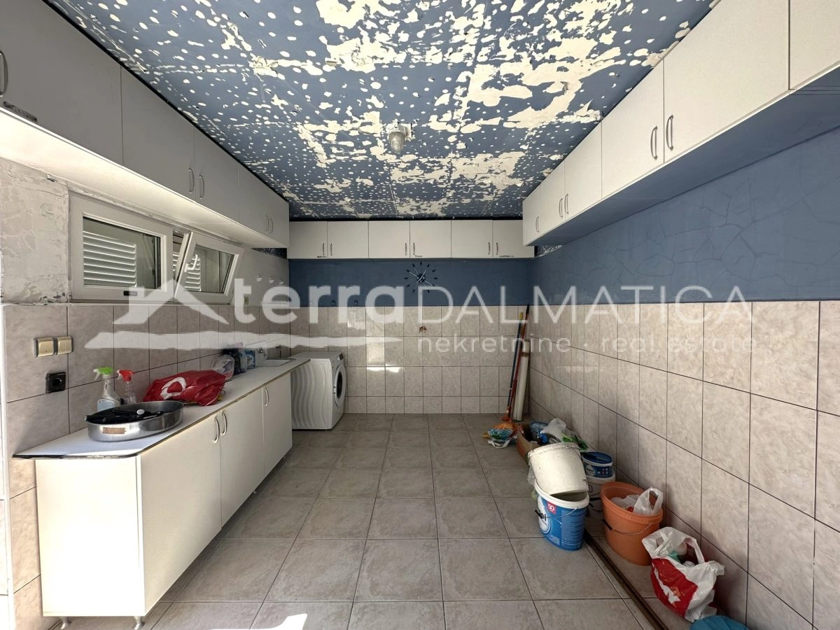 Haus in Toplage auf Murter – Ruhe, Ausblick und Garten, nur 50 Meter vom Meer entfernt