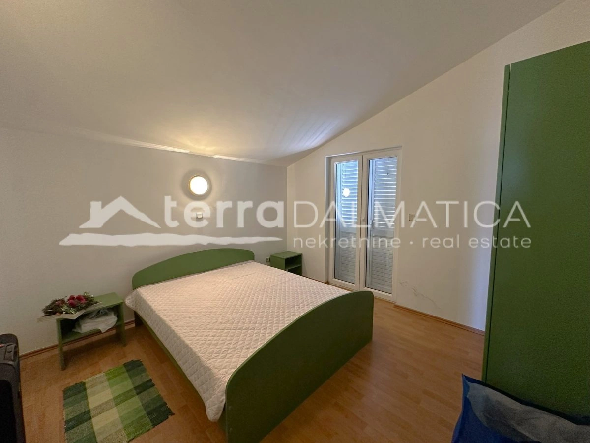 Haus in Toplage auf Murter – Ruhe, Ausblick und Garten, nur 50 Meter vom Meer entfernt