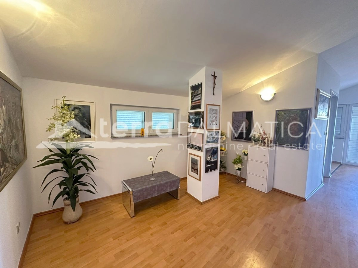 Haus in Toplage auf Murter – Ruhe, Ausblick und Garten, nur 50 Meter vom Meer entfernt