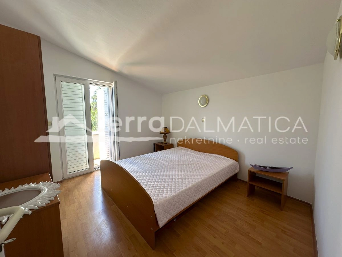 Haus in Toplage auf Murter – Ruhe, Ausblick und Garten, nur 50 Meter vom Meer entfernt