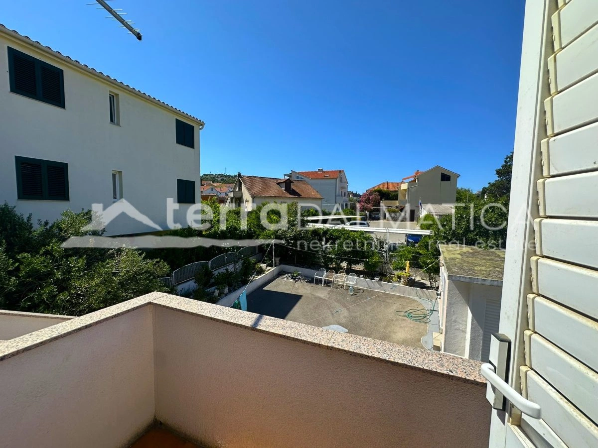 Haus in Toplage auf Murter – Ruhe, Ausblick und Garten, nur 50 Meter vom Meer entfernt
