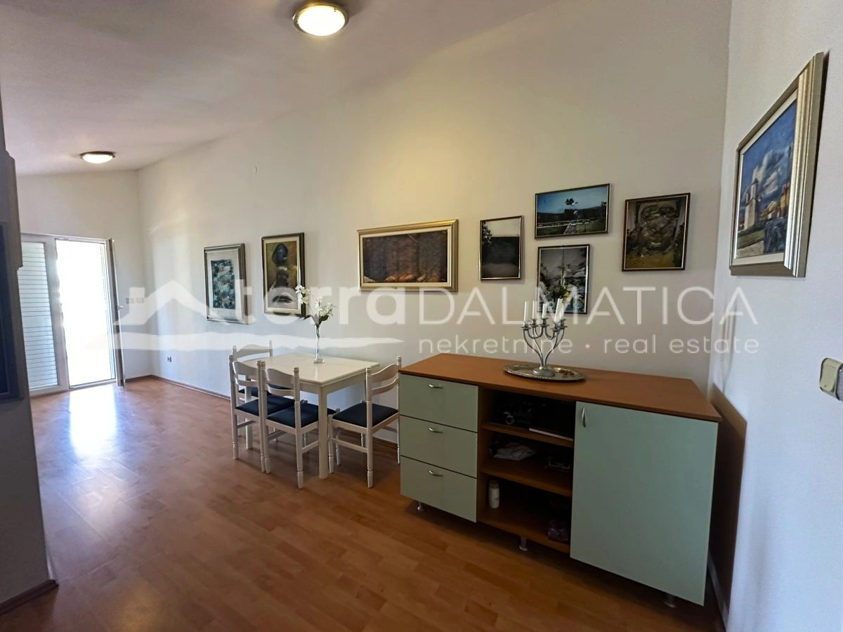 Haus in Toplage auf Murter – Ruhe, Ausblick und Garten, nur 50 Meter vom Meer entfernt