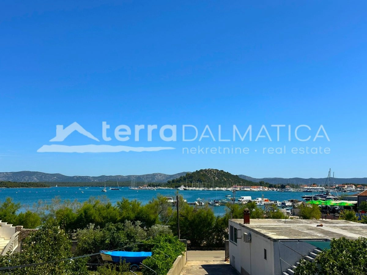 Haus in Toplage auf Murter – Ruhe, Ausblick und Garten, nur 50 Meter vom Meer entfernt