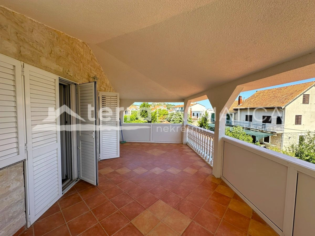 Haus in Toplage auf Murter – Ruhe, Ausblick und Garten, nur 50 Meter vom Meer entfernt