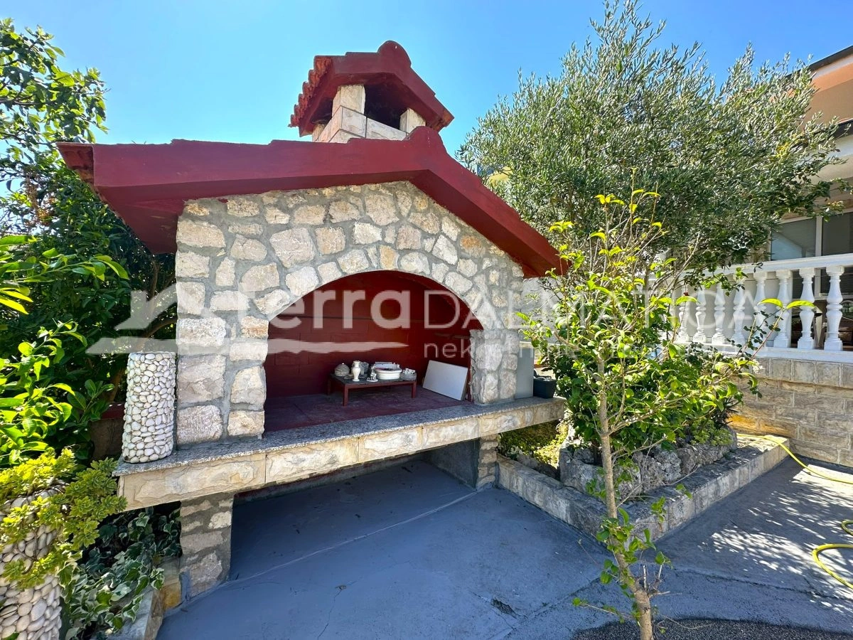 Haus in Toplage auf Murter – Ruhe, Ausblick und Garten, nur 50 Meter vom Meer entfernt