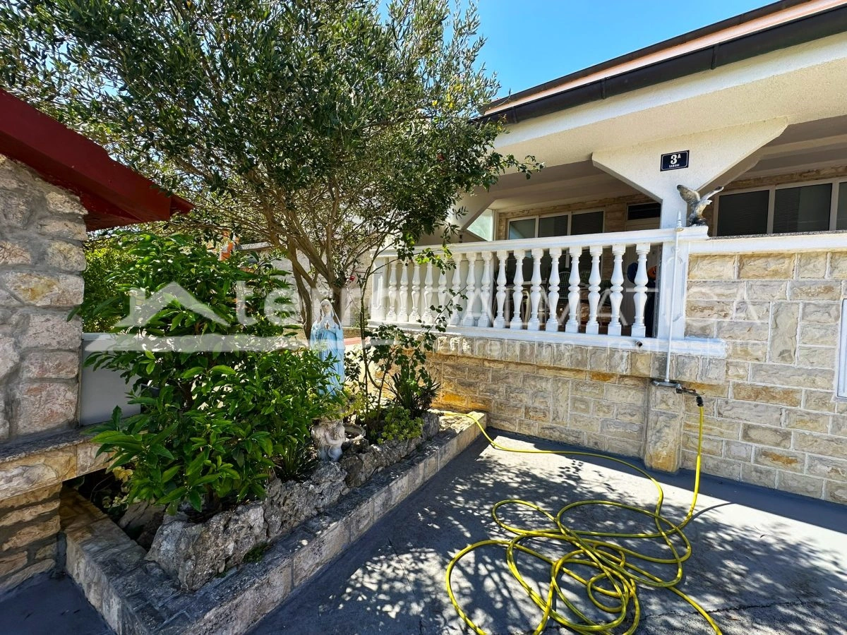 Haus in Toplage auf Murter – Ruhe, Ausblick und Garten, nur 50 Meter vom Meer entfernt