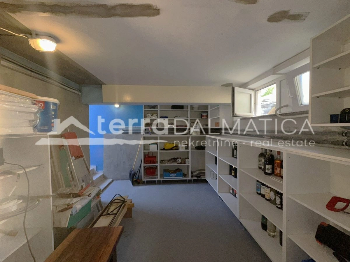 Haus in Toplage auf Murter – Ruhe, Ausblick und Garten, nur 50 Meter vom Meer entfernt