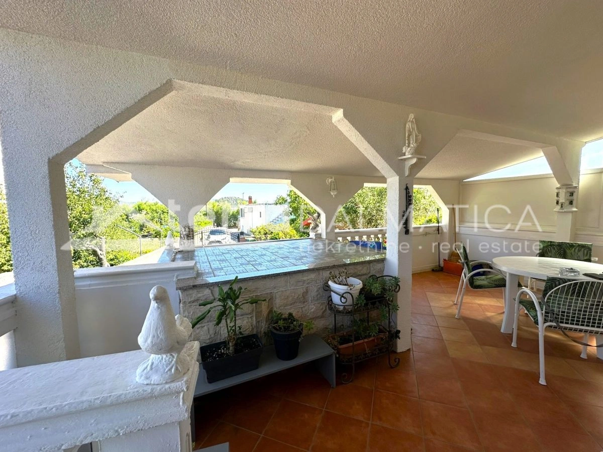 Haus in Toplage auf Murter – Ruhe, Ausblick und Garten, nur 50 Meter vom Meer entfernt