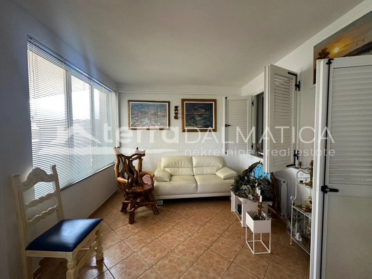 Haus in Toplage auf Murter – Ruhe, Ausblick und Garten, nur 50 Meter vom Meer entfernt