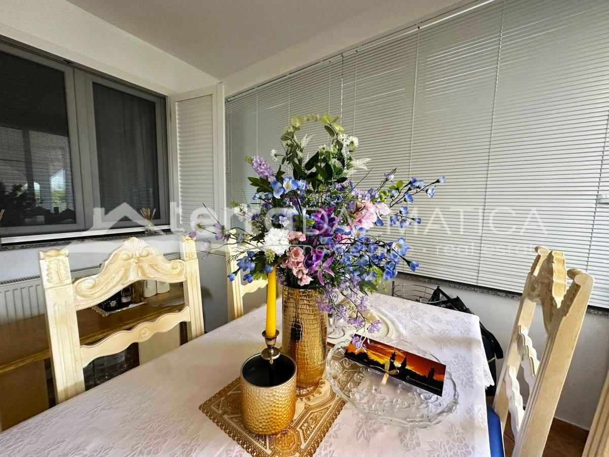 Haus in Toplage auf Murter – Ruhe, Ausblick und Garten, nur 50 Meter vom Meer entfernt