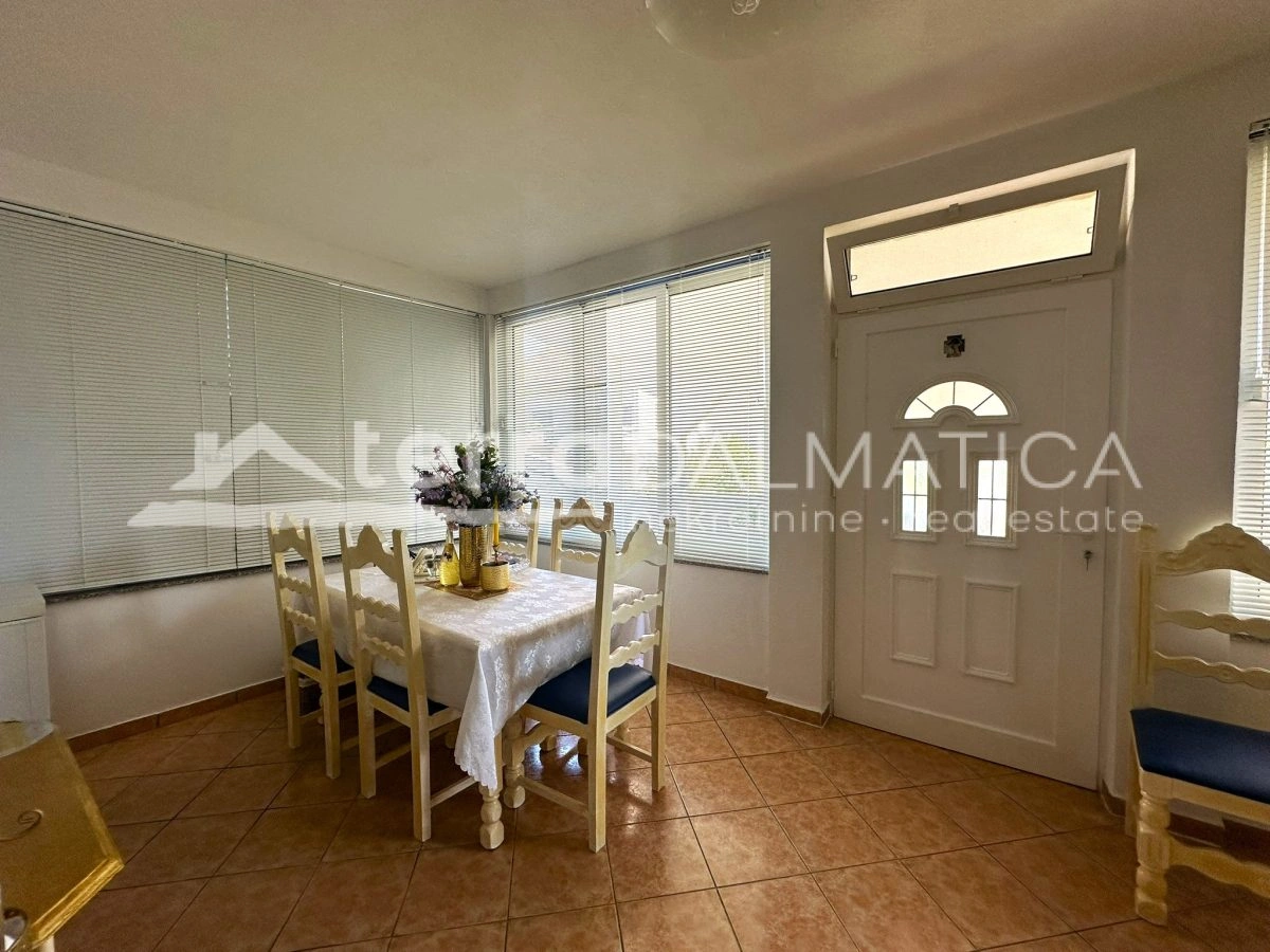 Haus in Toplage auf Murter – Ruhe, Ausblick und Garten, nur 50 Meter vom Meer entfernt