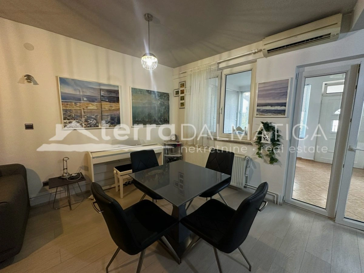 Haus in Toplage auf Murter – Ruhe, Ausblick und Garten, nur 50 Meter vom Meer entfernt