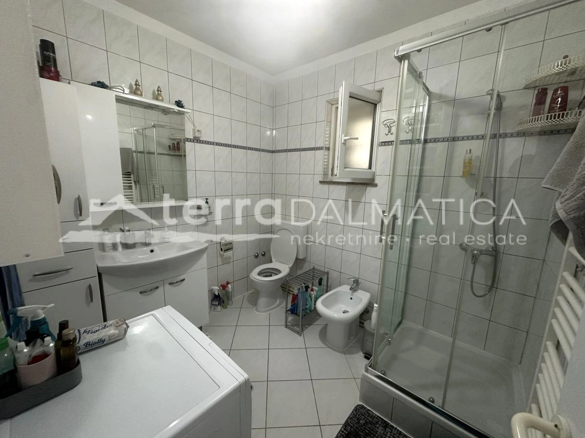 Haus in Toplage auf Murter – Ruhe, Ausblick und Garten, nur 50 Meter vom Meer entfernt