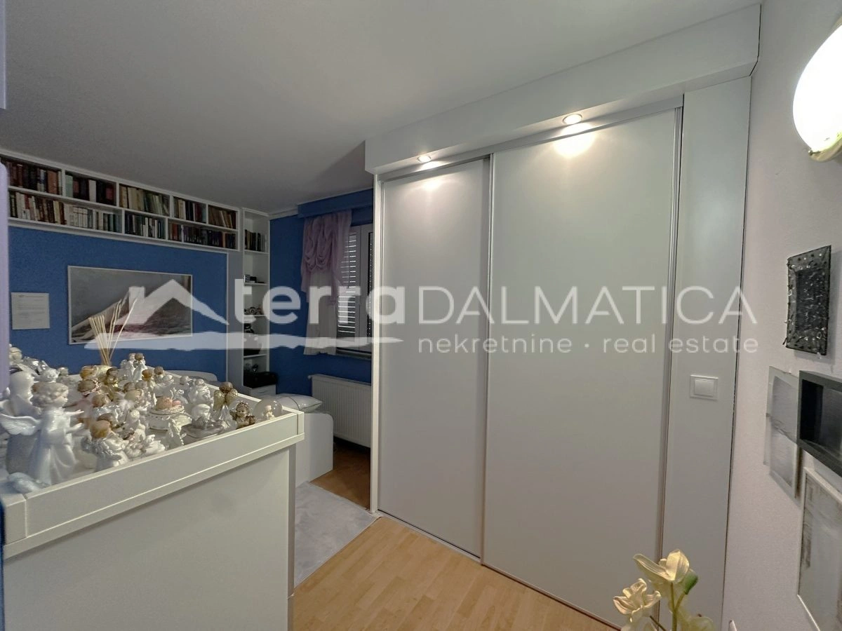 Haus in Toplage auf Murter – Ruhe, Ausblick und Garten, nur 50 Meter vom Meer entfernt