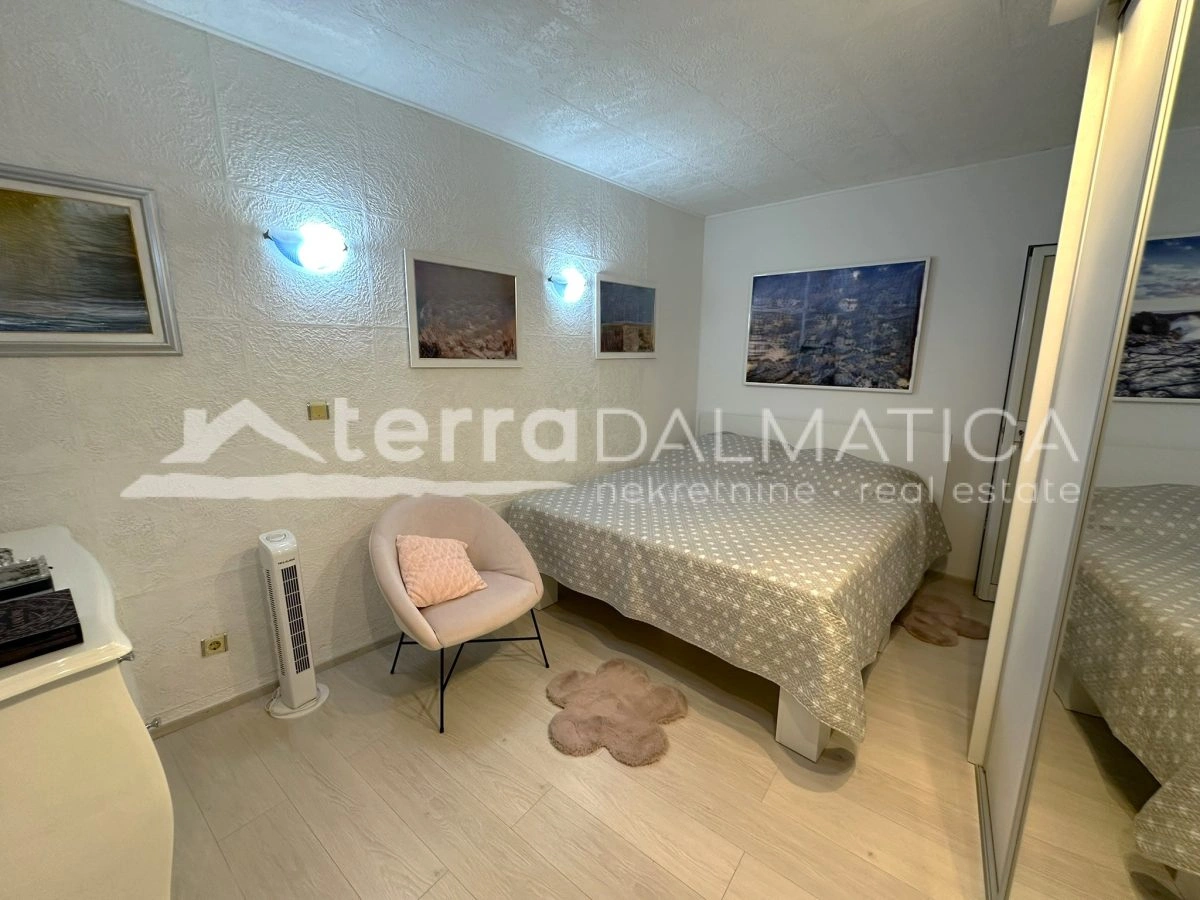 Haus in Toplage auf Murter – Ruhe, Ausblick und Garten, nur 50 Meter vom Meer entfernt