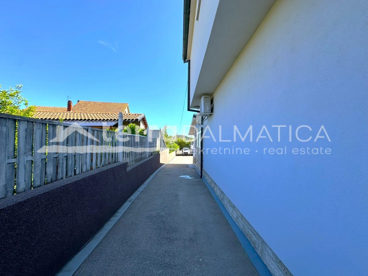 Haus in Toplage auf Murter – Ruhe, Ausblick und Garten, nur 50 Meter vom Meer entfernt