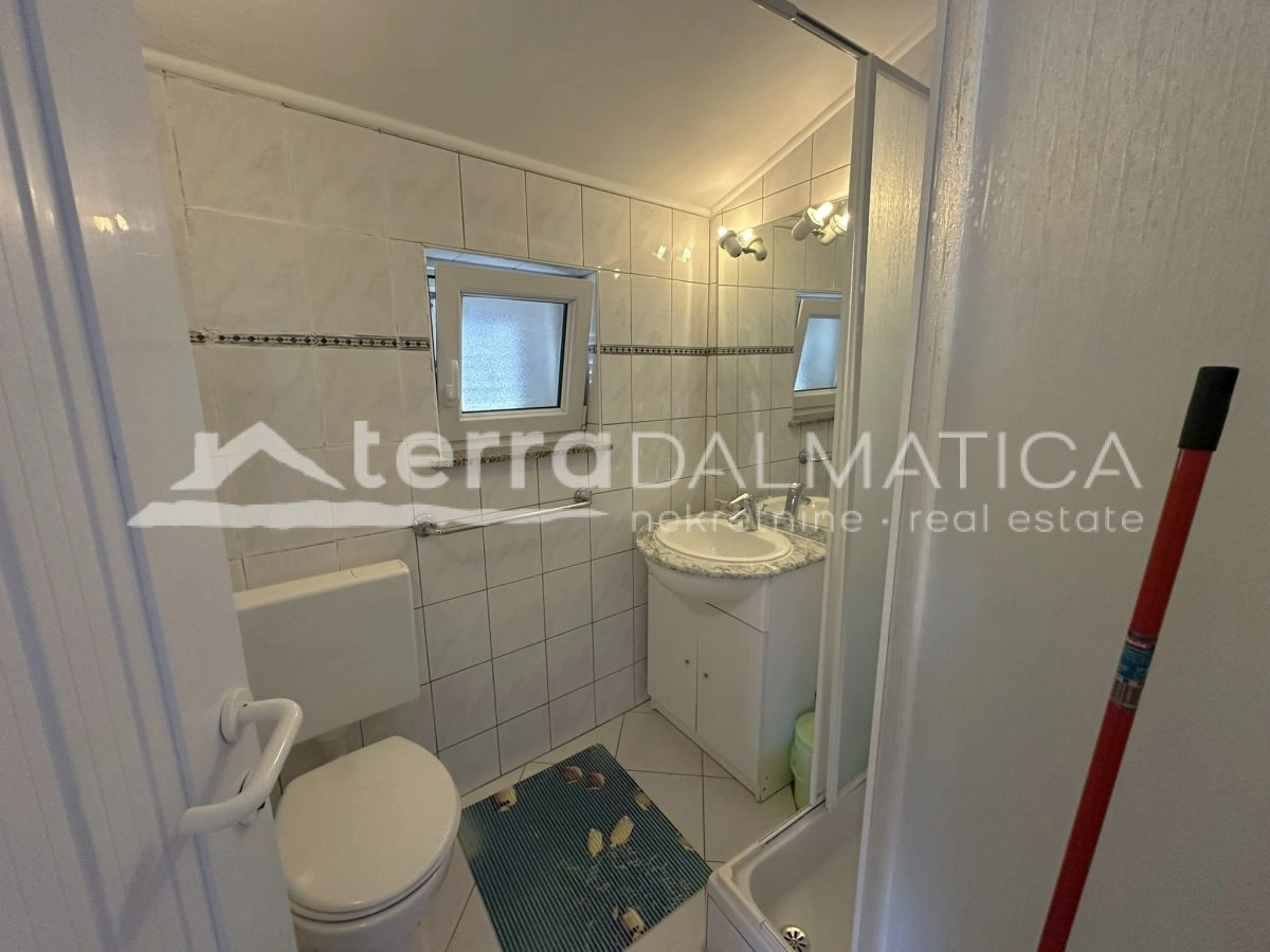 Haus in Toplage auf Murter – Ruhe, Ausblick und Garten, nur 50 Meter vom Meer entfernt