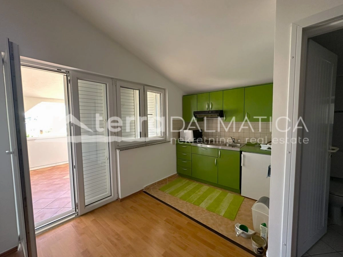 Haus in Toplage auf Murter – Ruhe, Ausblick und Garten, nur 50 Meter vom Meer entfernt