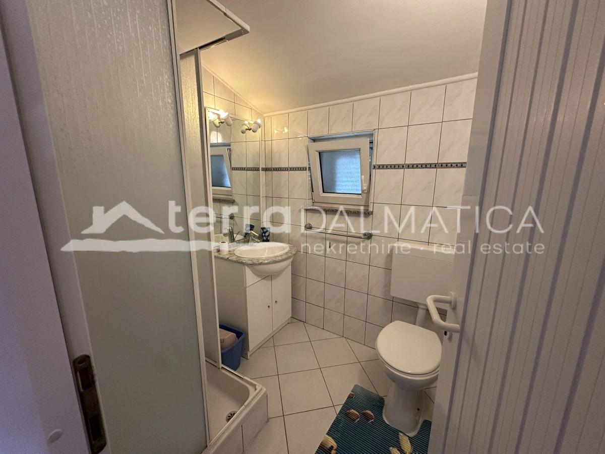 Haus in Toplage auf Murter – Ruhe, Ausblick und Garten, nur 50 Meter vom Meer entfernt