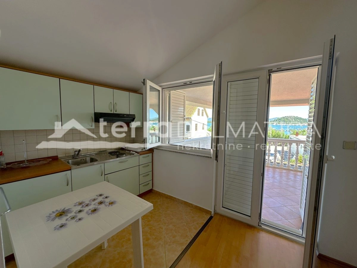 Haus in Toplage auf Murter – Ruhe, Ausblick und Garten, nur 50 Meter vom Meer entfernt