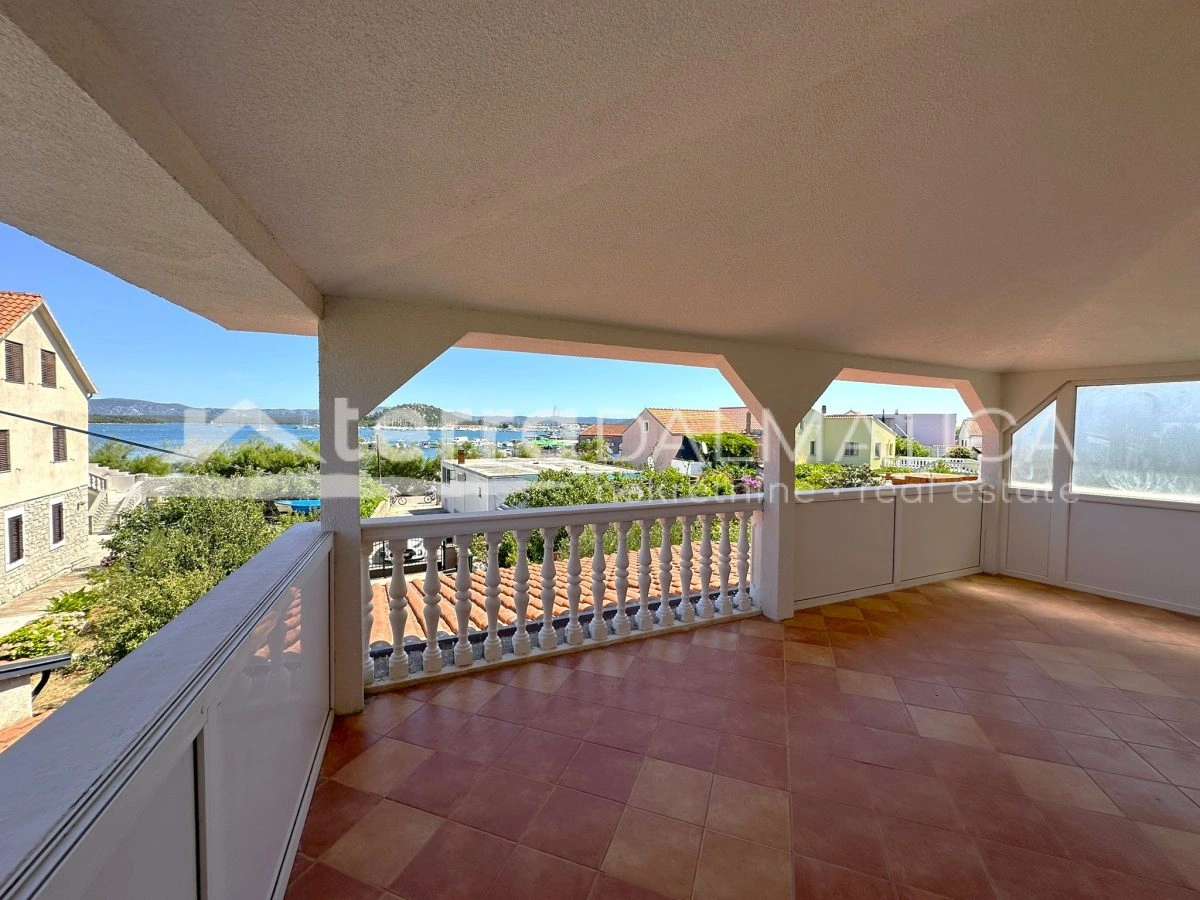 Haus in Toplage auf Murter – Ruhe, Ausblick und Garten, nur 50 Meter vom Meer entfernt